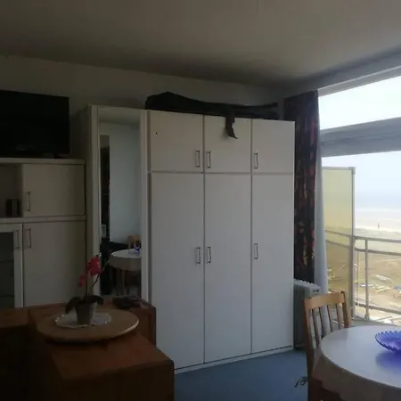 Apartman Studio Ciel Et Mer. 5 Pers. Terrasse Vue Front De Mer. Grande Plage Sauvage Parking Sous Terrain Gratuit. Neptunus Oost De Panne